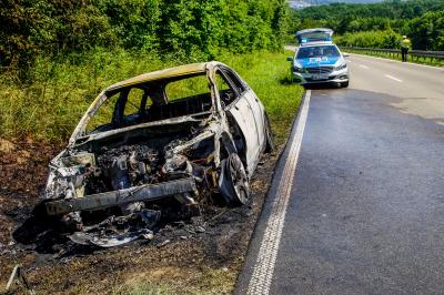 Weil im Schoenbuch: Pkw brennt vollstaendig aus am Strassenrand